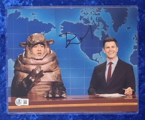 Bowen Yang ~ SNL come MOO DENG ~ foto firmata 8x10 AUTO BAS Beckett - Foto 1 di 3