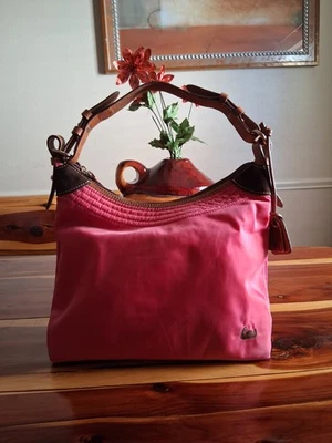 Bolso de Hombro Hobo Dooney & Bourke Nylon Rosa Caliente J2479208 Logo de Pato Borde de Cuero Foto 1 de 4