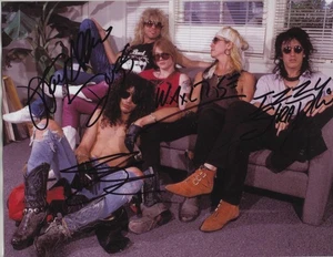 GUNS "N" ROSES ~ 5 SEXY MÄNNLICHE MITGLIEDER ALLE HANDSIGNIERT COA FARBPOSE JÜNGERES FOTO - Bild 1 von 2