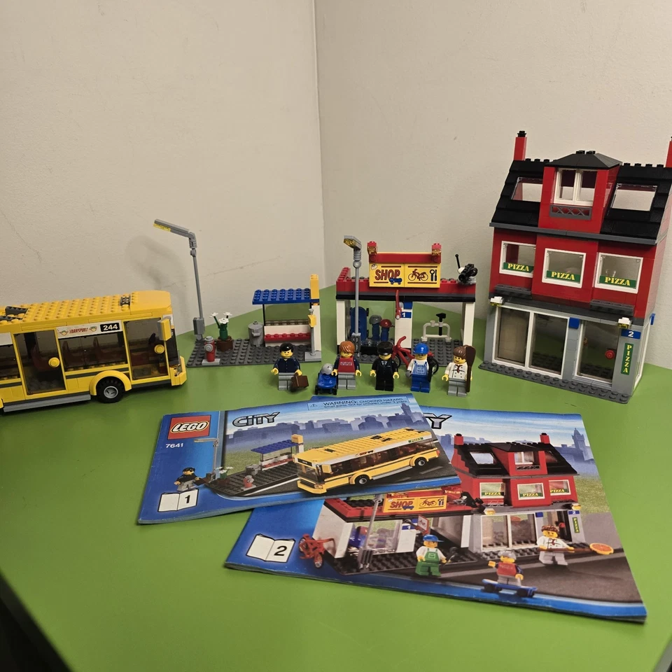 LEGO CITY: City Corner (7641) Clean, Complete, & Sorted W/ Minifigures & Inst. - Image 1 of 4