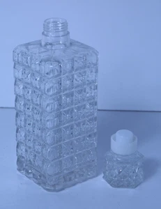 Vintage Whisky-Karaffe aus Pressglas – 0,7 L – geometrisches Schliffdekor – schw - Bild 1 von 6