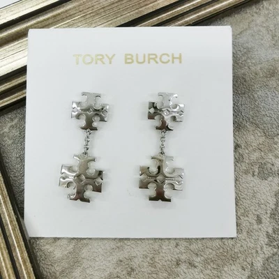 Pendientes colgantes lineales de plata con doble logotipo Tory Burch Kira joyería de moda Foto 1 de 4