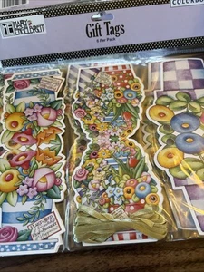 3 Maria Engelbreit Colorbook 2006 Blumen Geschenkanhänger mit Band neu versiegelt 18 Etiketten - Bild 1 von 7