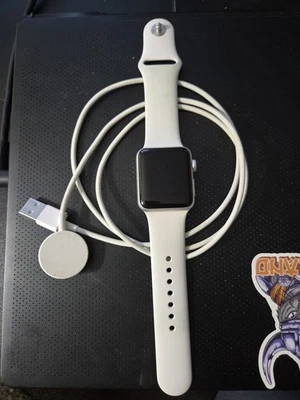 Apple Watch Series 3 38 mm Estuche de aluminio plateado Correa deportiva blanca  Foto 1 de 3