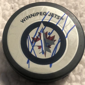 DISCO CON LOGOTIPO DE WINNIPEG JETS FIRMADO ANDREW LADD CON AUTENTICIDAD COPA CHICAGO BLACKHAWKS 2010/ - Imagen 1 de 1