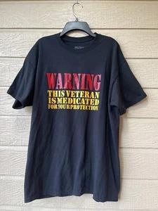Gildan Herren T-Shirt Large WARNUNG DIESER VETERAN IST ZU IHREM SCHUTZ MEDIZINISCH BEHANDELT - Bild 1 von 4