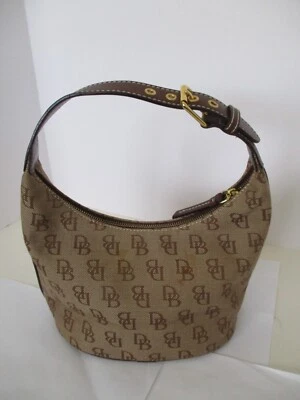 Cartera tipo cubo hobo de cuero vintage Dooney & Bourke pequeña firma marrón lona ~ Foto 1 de 4