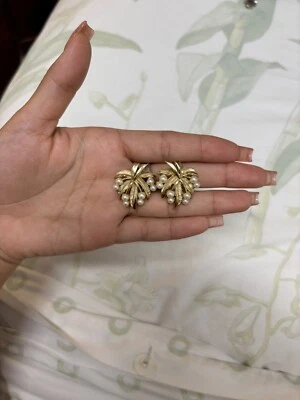 Hermoso Pendiente Trifari Hojas Tonificadas Dorado y Perla Blanca Clip Disfraz Joyería Foto 1 de 3