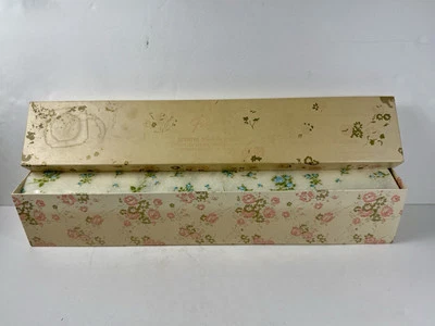 Forro de cajón perfumado vintage Karen Carson Polyfab floral. 108 pulgadas X 17 1/2 pulgadas Foto 1 de 4