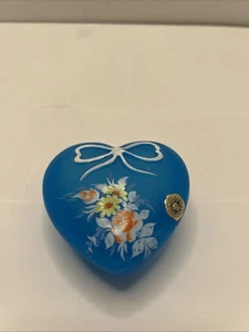 Westmoreland Daisy Blue Satin Glass Heart Shaped Hand Painted Bow Trinket Box - Picture 1 of 8