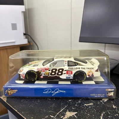 NASCAR Dale Jarrett #88 Winners Circle Muppets, Kermit Mrs. Piggy UPS 1:24 Foto 1 de 2