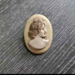 Vintage Beige/Cream Resin Lady Cameo Brooch Pin - Picture 1 of 2