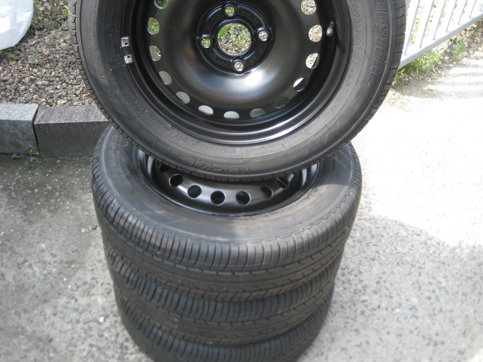 Satz Som-Reifen Bridgestone für VW UP 165/70R14 81T  Felgen 5Jx14H2 ET35 - Bild 1 von 1