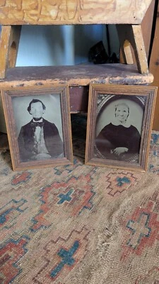 Par de estanho antigo primitivo emoldurado de madeira para senhora e cavalheiro tipo 8,25" - Imagem 1 de 4