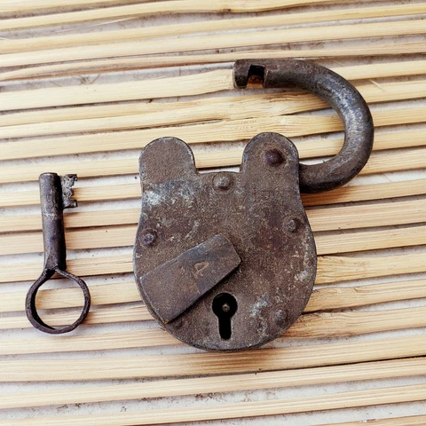 Collectible Original Antique Iron Vintage Old PadLock in Working Order Cover