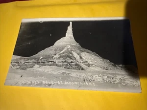 Cartolina RPPC Scottsbluff National Monument al chiaro di luna Scottsbluff, Ne RPPC - Foto 1 di 2