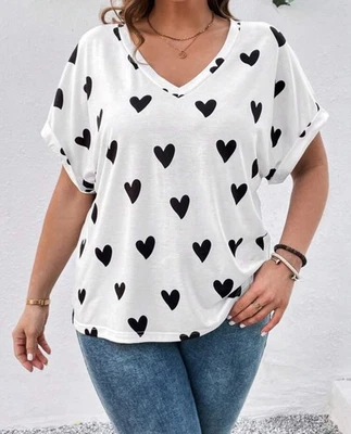 Camiseta para mujer Shein Curve 2XL blanca con cuello en V negra con estampado de corazón manga corta Foto 1 de 4