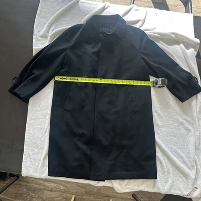 Alta costura Ermenegildo Zegna para Bergdorf Goodman. Abrigo negro hombre. Forro con cremallera Foto 1 de 4