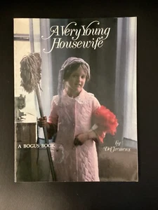 A very young housewife by Del Tremens Very Good Condition - Picture 1 of 7