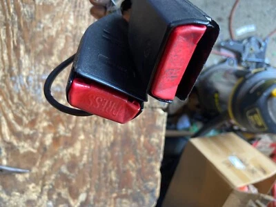 Fivelas de cinto de segurança para motorista e passageiro BMW e30 OEM conversível e M3 US$ 170 - Imagem 1 de 4