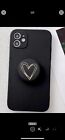 Coque silicone Apple pour iPhone 15 Plus - Noir avec coeur. Support pop intégré