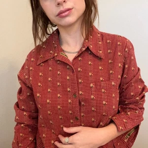 Top vintage Krazy Kat rojo otoño floral bordado con botones, M - Imagen 1 de 9