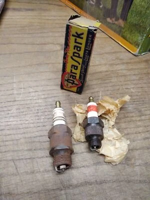 Винтажный лот из 2 свечей зажигания и коробка Firestone Champion Para Spark коробка двойного назначения - Изображение 1 из 4