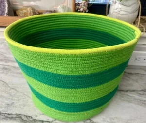 Hermosa cesta enrollada tejida a mano única natural, amarilla y verde de 10 pulgadas de altura - Imagen 1 de 10