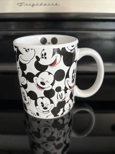 Mickey Mouse Kaffeebecher mit mehreren Gesichtern schwarz-weiß Tasse Disney Souvenir - Bild 1 von 5