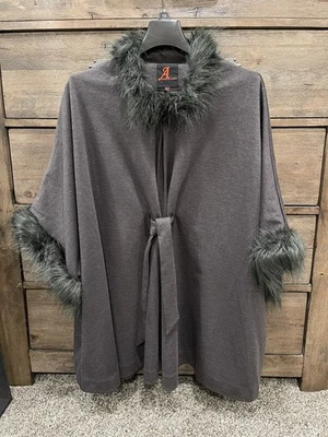 Adrienne Landau NUEVO CON ETIQUETAS Imitación Piel Corbata Frontal Carbón Poncho Capa Chaqueta Talla Única Plus Foto 1 de 4