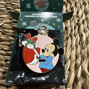 2025 Disney Plutos Weihnachtsbaum Mystery Pin - Mickey mit Geschenken - LR - Bild 1 von 2