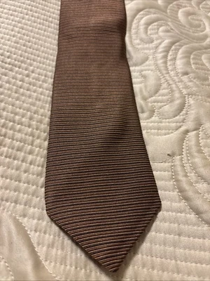 GRAVATA DE TECIDO MARROM SÓLIDO PRADA USADA. L~59" - Imagem 1 de 4