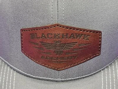Gorra de béisbol Blackhawk tiro con arco en gris con malla blanca y logotipo de cuero Foto 1 de 4