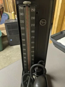 Vintage blood pressure monitor - Foto 1 di 4