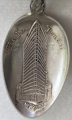 平铁建筑纽约市 5 英寸纯银纪念品勺子百合花柄 — 第 1/4 张图片