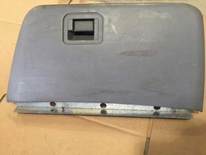06 F750SD GLOVE BOX, W/ SCUFFS & SCRATCHES 17704 - Bild 1 von 6