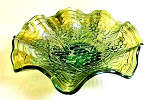 Imperial Glass Grape Bowl GREEN 8-1/2" Ruffled Edge VINTAGE - Beautiful! - Picture 1 of 4