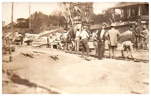 Postkarte RPPC Männer arbeiten auf Eisenbahn Chef verantwortlich überwacht Anfang 1900 - Bild 1 von 3