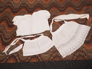 Vintage 70er Jahre weiße Schürzen und weißes Hemd mit Knopfleiste hinten Baby-/Puppenkleidung - Bild 1 von 8