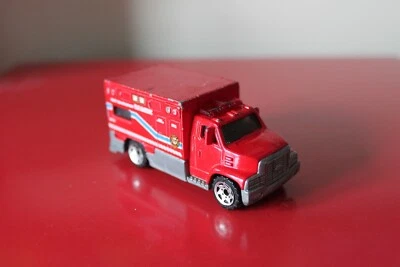 Matchbox 3” AMBULANCE Diecast Toy Car VINTAGE 2005 RED 1:80 Paramedic MB679 - Image 1 of 4