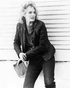 Foto de Angie Dickinson como Pepper Anderson sosteniendo pistola mujer policía 8x10 pulgadas - Imagen 1 de 1