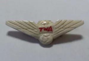 RARA spilla vintage TWA ali pilota intagliata a mano - obsoleta compagnia aerea defunta - Foto 1 di 4