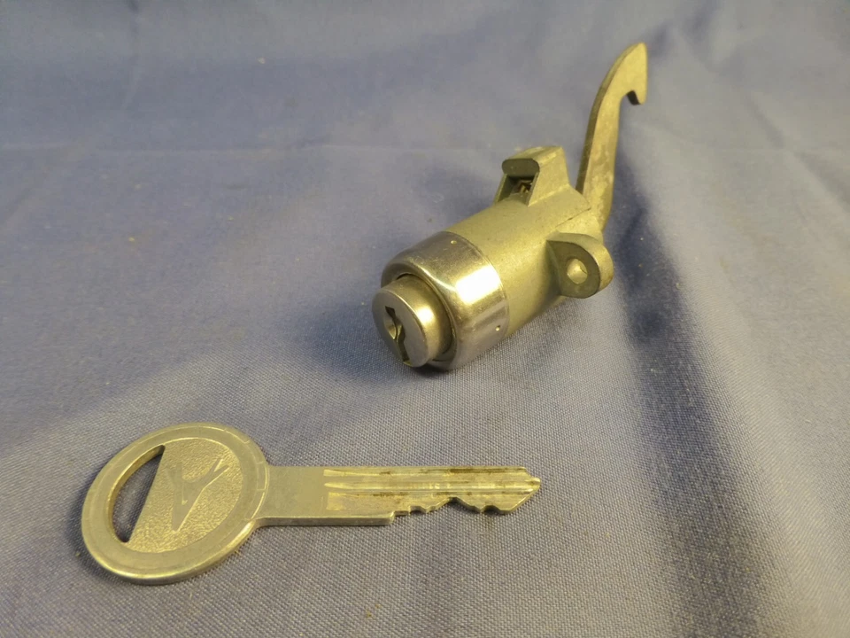 NOS Mopar 1960 1961 1962 1963 1964 Dodge Dart Polara 880 caixa de luvas trava e chave - Imagem 1 de 4