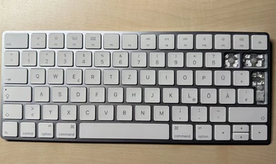 Apple Magic Keyboard QWERTZ - Silber/Weiß (MLA22D/A)  - Model# A1644; teildefekt - Bild 1 von 3