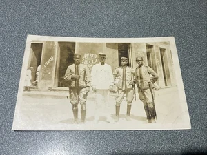 VINTAGE RPPC VERA FOTO POTCARD POLIZIOTTO UOMINI - Foto 1 di 5