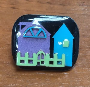 Vintage House by Lucinda USA Black Sky Purple & Blue House Green Fence Anstecknadel - Bild 1 von 7
