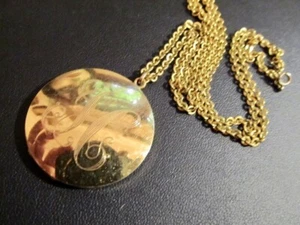 VtG 1940s LeStage 12kt G.F. Locket Pendant Scrollwork Calligraphy on 24"GF Chain - Bild 1 von 7