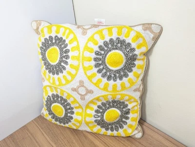 Jonathan Adler Happy Chic - Almohada con cuentas Lola 16" amarillo Sunbursts Foto 1 de 4