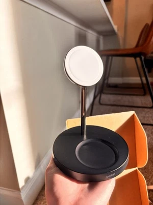 Soporte de carga inalámbrico Belkin MagSafe 2 en 1 para Apple iPhone y AirPods Foto 1 de 4