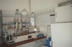 Arbeitsbank mit Wasser, Gas und Strom, Köttermann- Keramik 1200cm breit - Bild 1 von 2